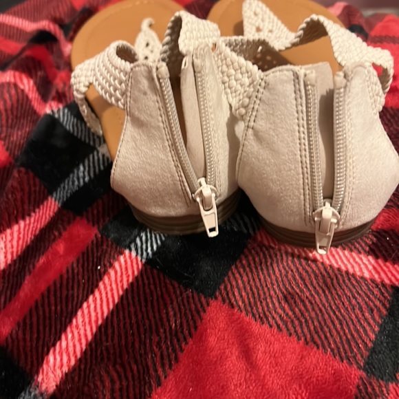 Size 8 Maurices tan woven sandals - Picture 3 of 4